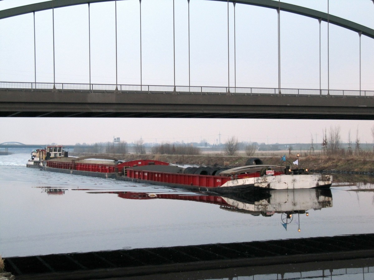 Schubboot Navigar-3 ( 08351136 , 24,99 x 5,34) schiebt 2 SL beladen mit Stahl-/Eisendraht am 27.02.2014 im Havelkanal bei Wustermark zu Berg. 