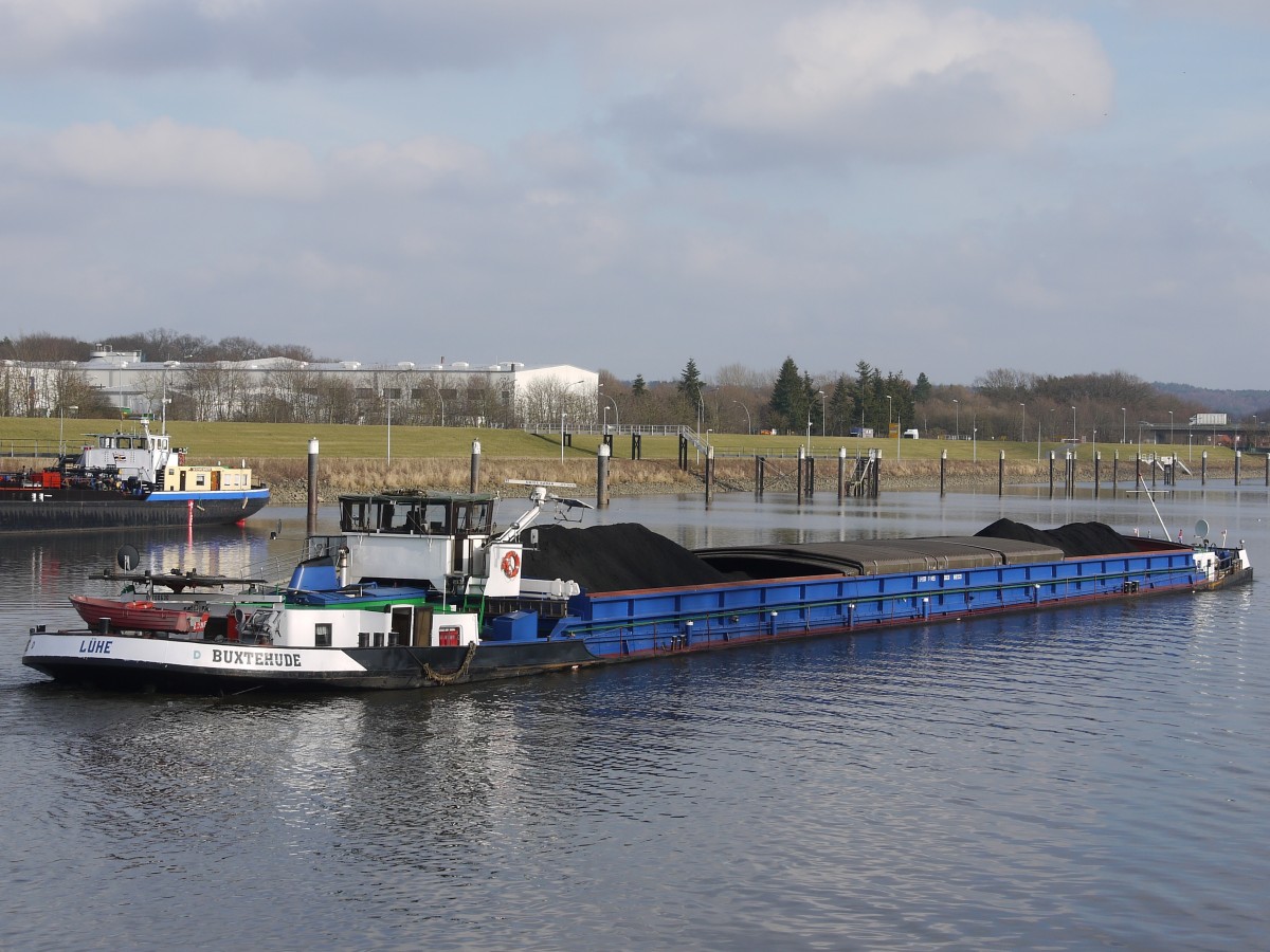Schubgütermotorschiff LÜHE, Buxtehude 0470630 die Elbe zu Berg im unteren Schleusenkanal Geesthacht, 14.02.2014
