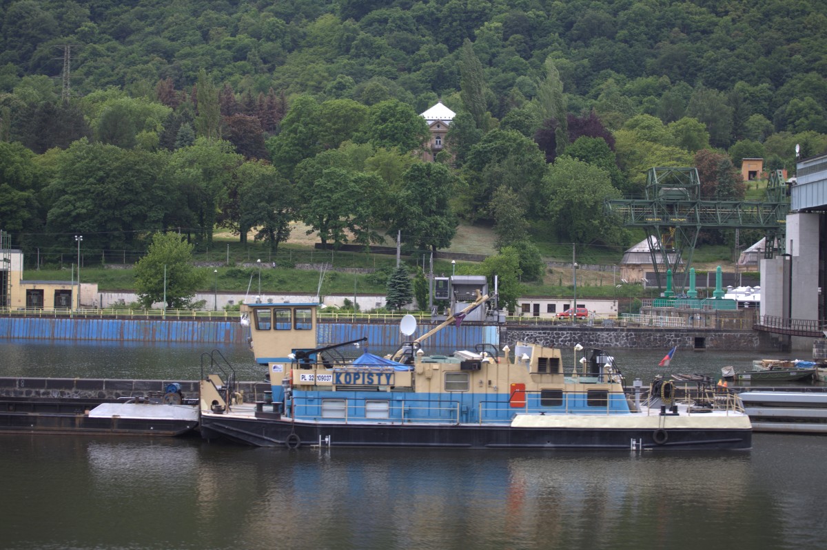 Schubschiff Kopisty an der Schleuse Usti  nad Labem Strekov
23.05.2015  17:15 Uhr