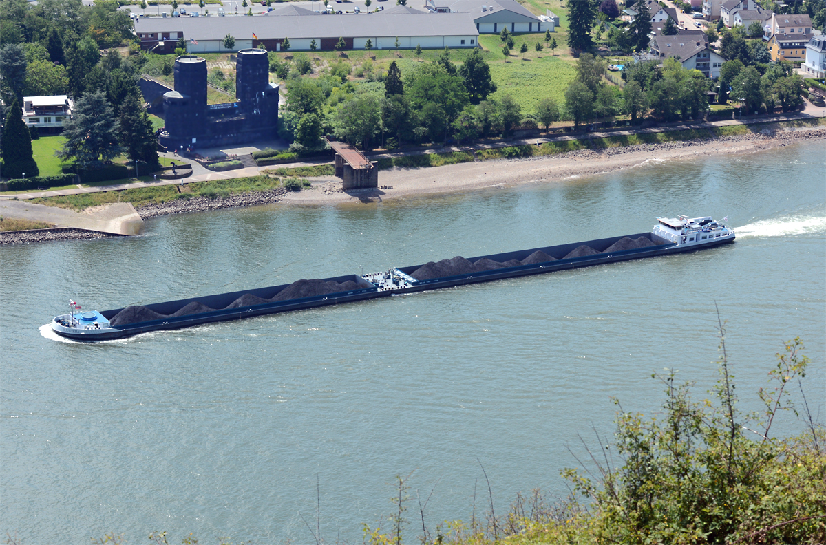 Schubschiff  Kruier I , querab der Brückenpfeiler (linksrheinisch) der  Brücke von Remagen  - 03.07.2014
