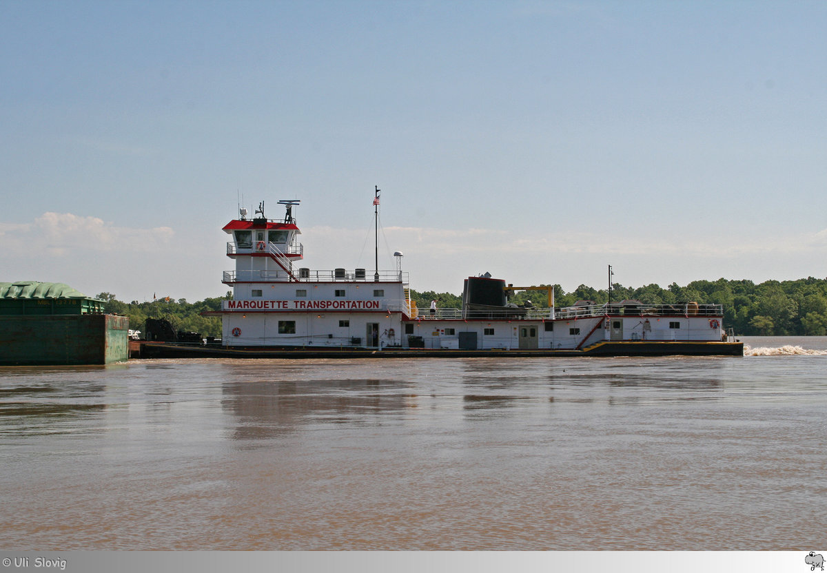Schubschiff von Marquette Transportation unterwegs auf den Mississippi bei Greenville, Mississippi / USA am 22. Mai 2016.