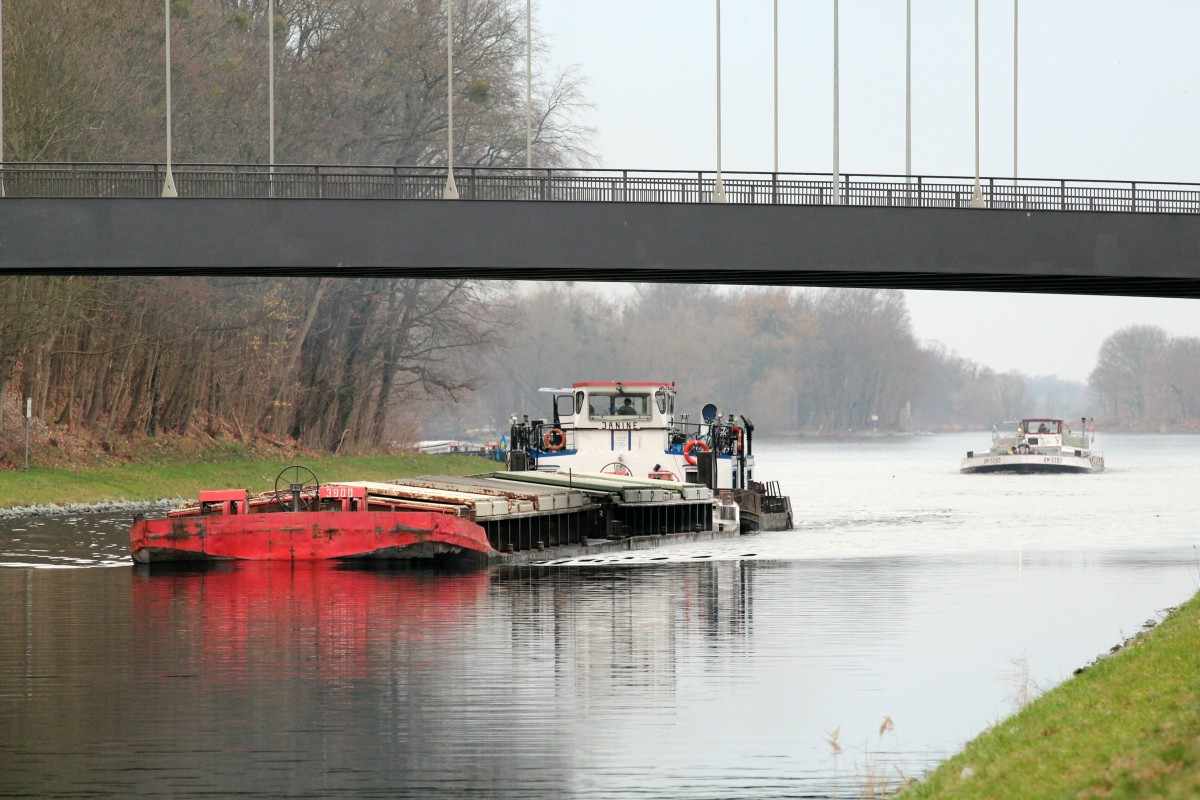 Schubverband mit SB Janine (05604390) am 07.12.2015 beim Unterqueren der Nedlitzer Südbrücke im Sacrow-Paretzer Kanal zu Berg. Es Folgt das GMS BM 5283 (08340114).