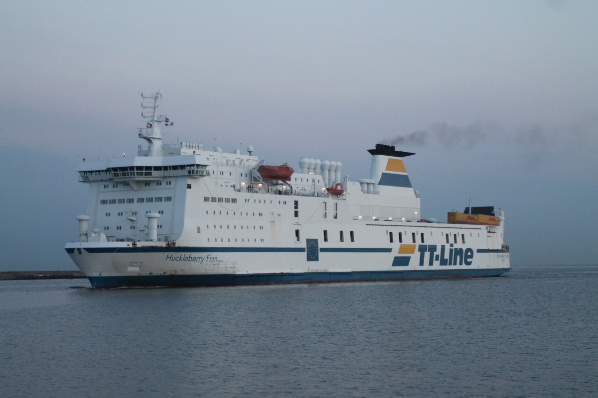 Schwedenfähre  Huckleberry-Finn  der TT-Line morgens beim Einlaufen im Seekanal Warnemünde Richtung Rostock 
am 10.08.2013
