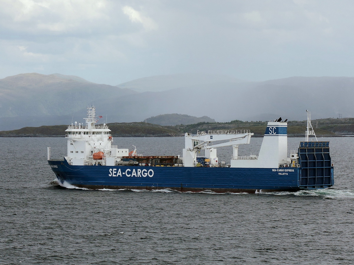 Sea Cargo Express  Valetta  am 29. Juni 2016 in Höhe Kristiansund.