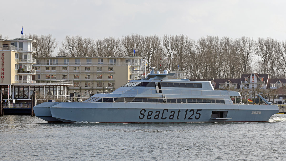 SEACAT 125 (MMSI: 211757350)am 26.03.2021 im Hafen von Lübeck-Travemünde in Höhe  Rosenhof . Das 40 Meter lange Doppelrumpfboot steuert hinaus auf die Ostsee