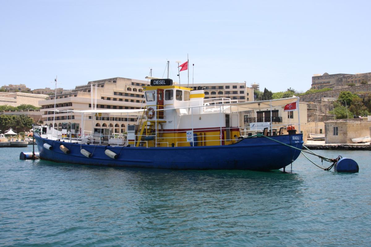 SEAGULL 1 am 13.5.2014 im Hafen Valletta in Malta. Es handelt sich augenscheinlich
um eine  Seetankstelle . An Bord sind Zapfsäulen wie an einer normalen Autotankstelle auch.