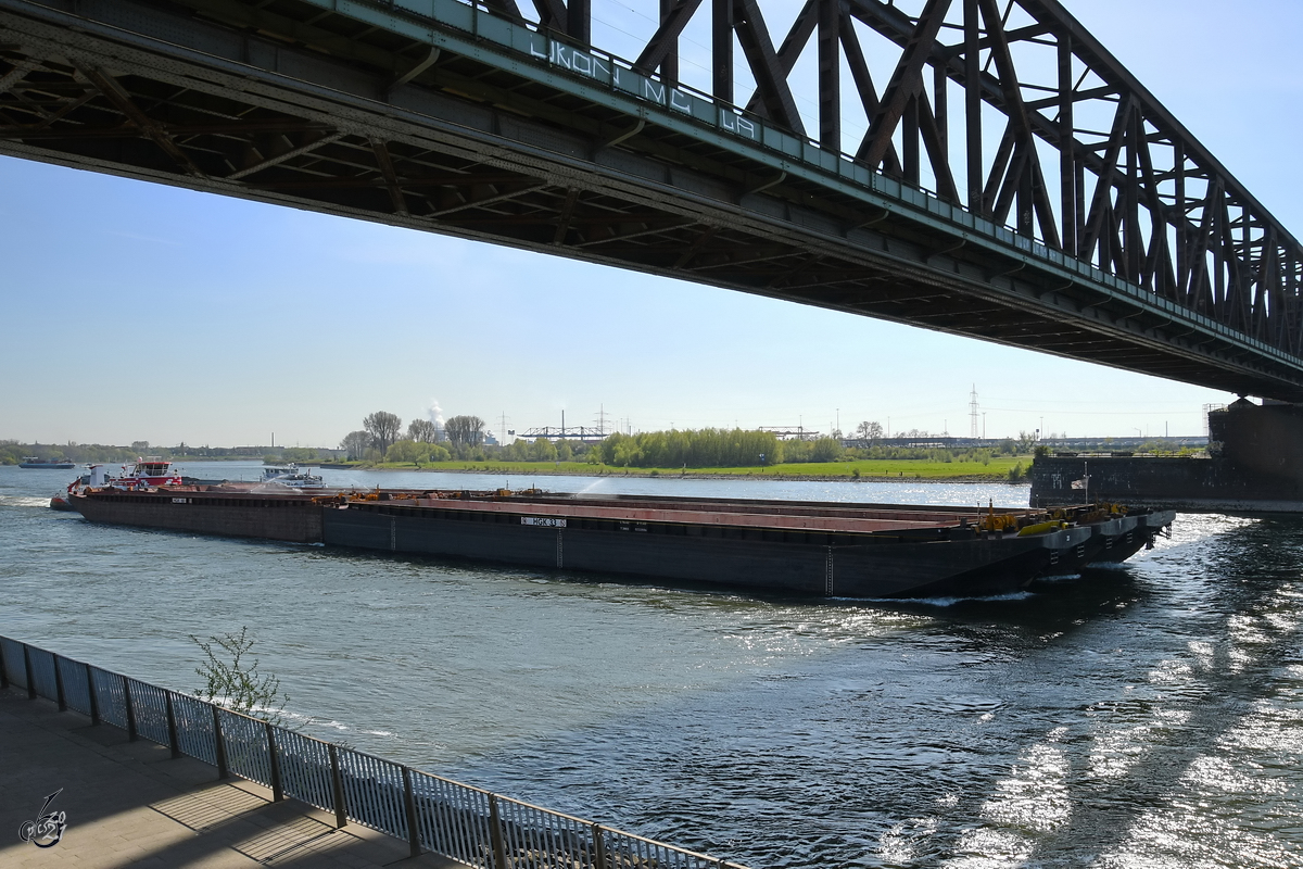 Sechs Leichter werden vom Schubschiff HERKULES II (ENI: 1820014) den Rhein entlang geschoben. (Duisburg, April 2021)