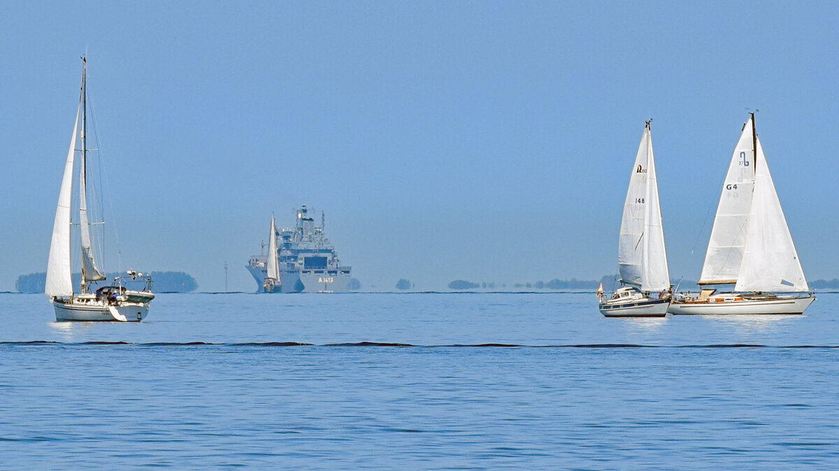 Segelboote am 31.5.2021 in der Ostsee unweit Scharbeutz. Im Hintergrund ist der Versorger A 1413 der Deutschen Marine zu sehen.