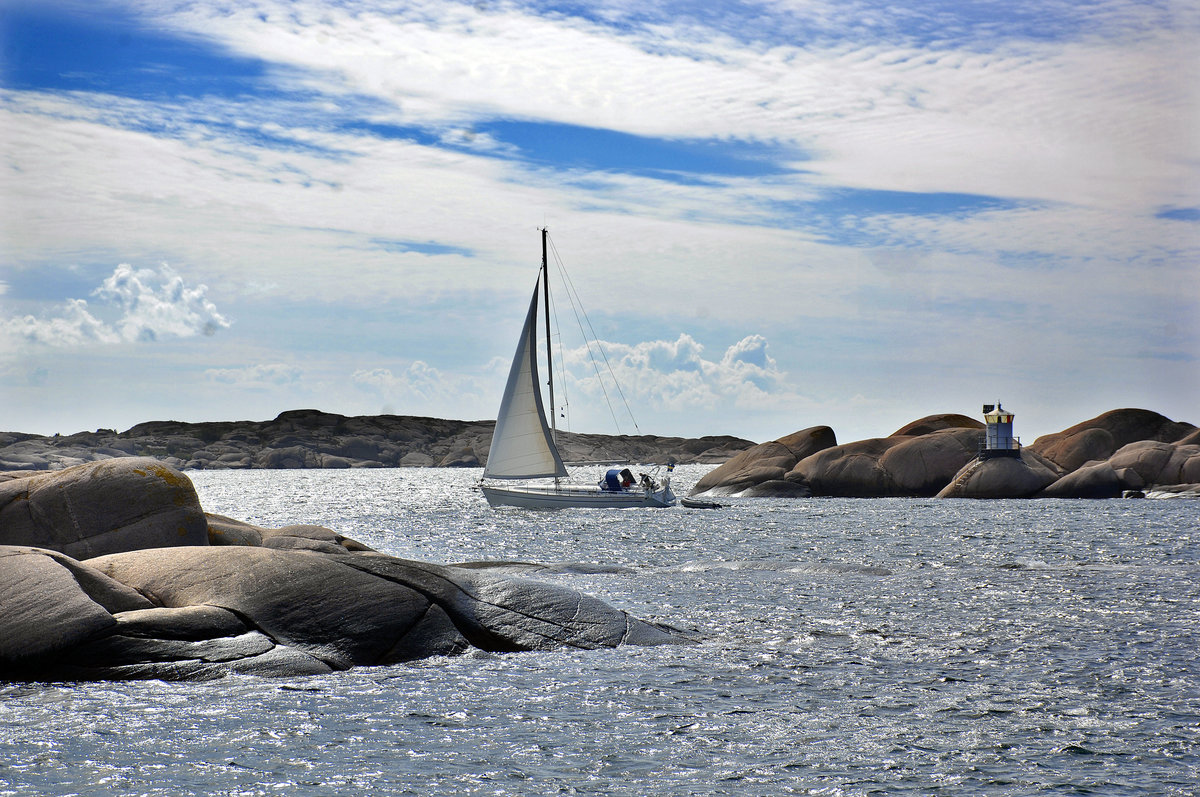 Segeleschiff - 1-Master vor der Insel Kleven im Scherenhof von Bohuslän in Schweden. Aufnahme: 2. August 2017.