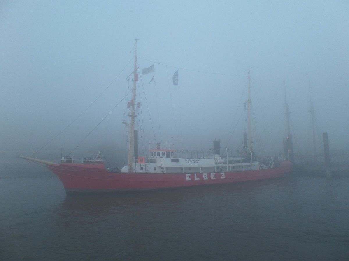 So sieht es aus, wenn man bei dichtem Nebel mit dem Fährschiff auf der Elbe unterwegs ist und sich dem Anleger Neumühlen nähert. Als erstes sieht man dann die ELBE 3.