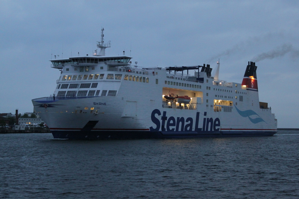 Stena Line Fhre Skane auf dem Weg von Trelleborg nach Rostock berseehafen beim Einflaufen im Hafen von Warnemnde am 14.05.2016 um 04:58 Uhr
