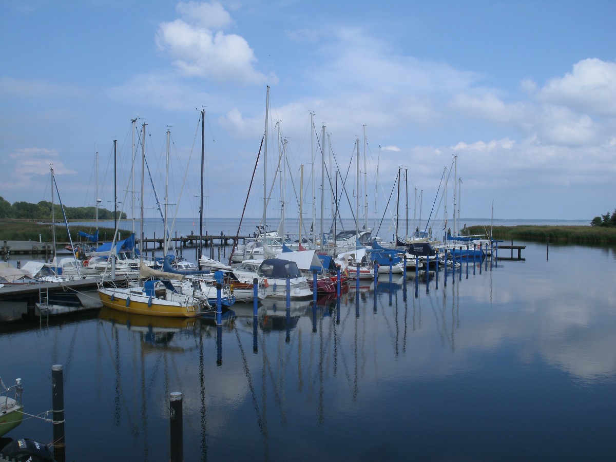 Strahlenblauer Himmel ber den kleine Hafen von Ralswiek am 13.September 2013.