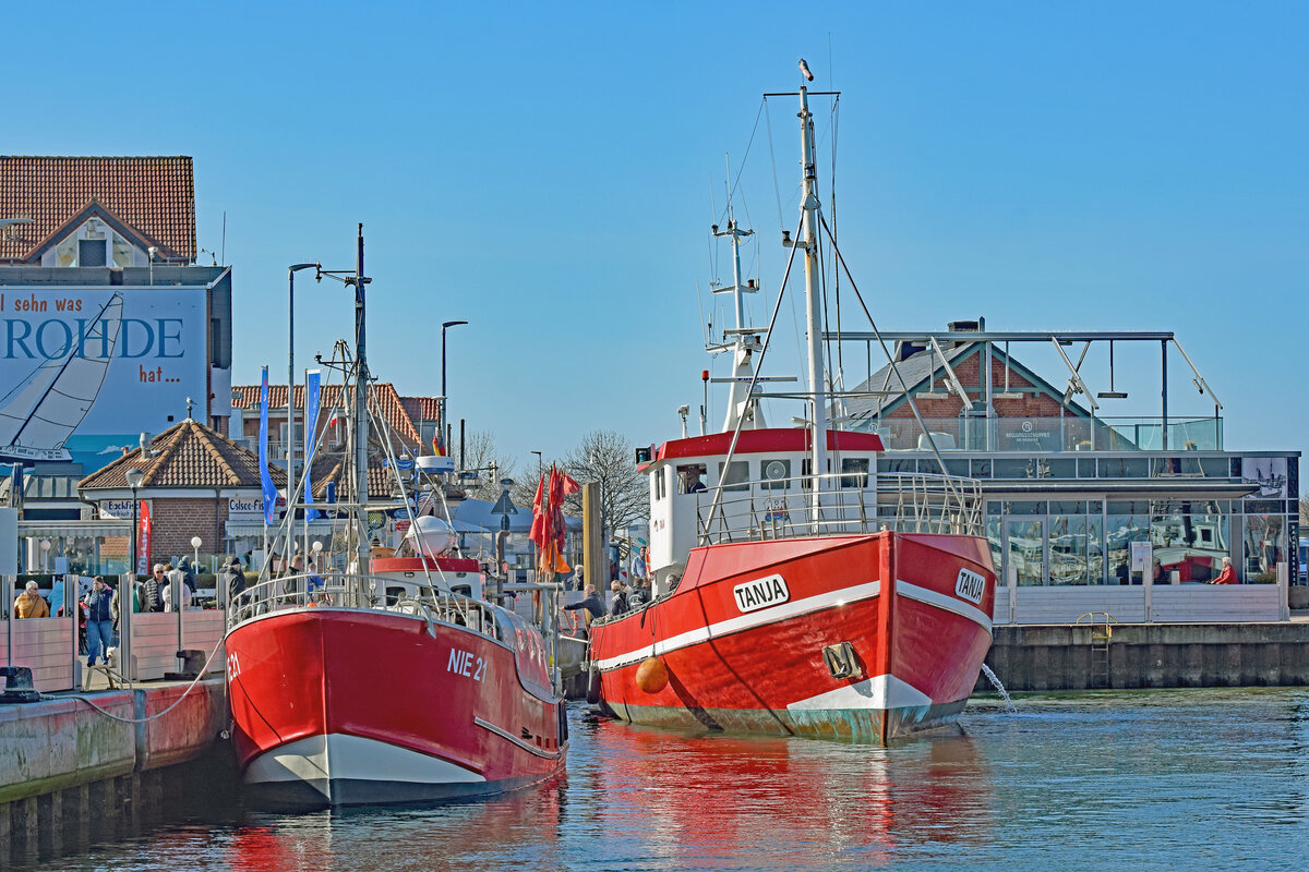 TANJA am 27.3.2022 in Heiligenhafen (Ostsee). Gesamtlänge x Grösste Breite: 24 x 7 m. Das Schiff wird u.a. für Hochsee-Angelfahrten eingesetzt. Links im Bild ist das Fischereifahrzeug NIE 21 zu sehen.