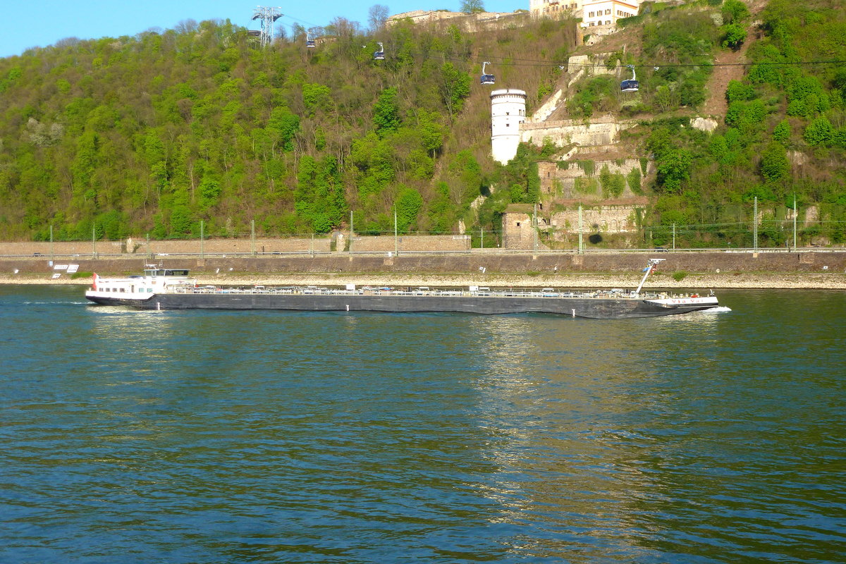 Tankmotorschiff  VIA VAI  unterhalb der Festung Ehrenbreitstein auf dem Rhein bei Koblenz. Aufnahmedatum: 09.04.2017.