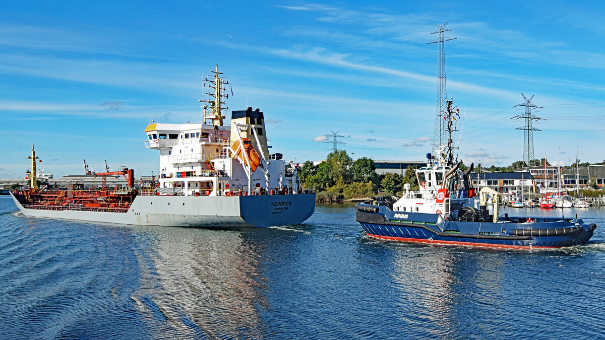 Tankschiff / Tanker HEINRICH (IMO 9242730) und Schlepper ARGUS am 07.10.2021 auf der Trave bei Lübeck-Schlutup