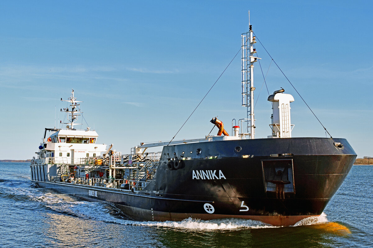 Tankschiff ANNIKA (IMO 9628489) am 19.02.2023 in Lübeck-Travemünde einlaufend