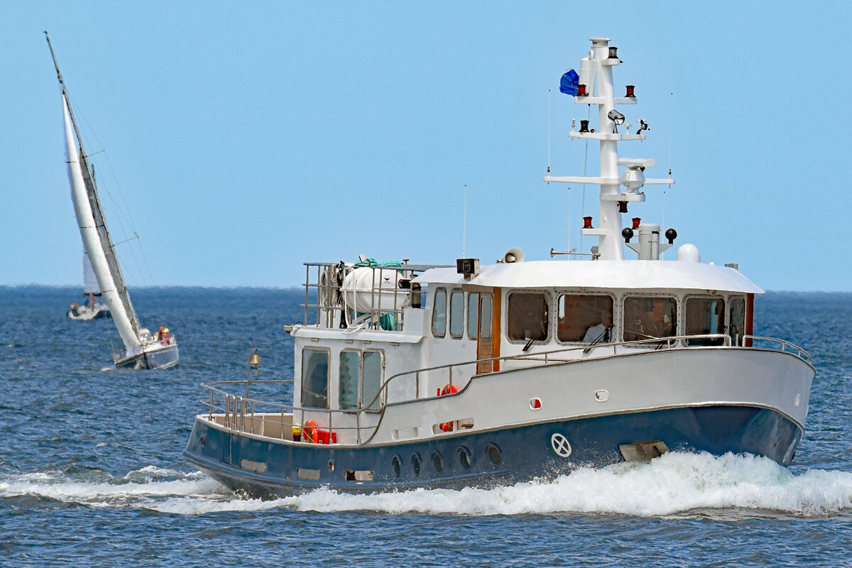 TARMO II ist das neueste Schiff in der DSBG-(Deutsche See-Bestattungs-Genossenschaft e.G.)-Flotte und wurde 2021 in Dienst gestellt. Heimathafen der TARMO II ist Travemünde. Das Schiff bietet mit einer Länge von 20 Metern Platz für 36 Personen und wurde speziell auf die Anforderungen für eine Bestattung auf See angepasst. Aufnahme vom 24.5.2021 vor Lübeck-Travemünde
