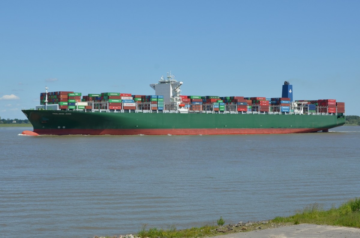 THALASSA AVRA , Containerschiff , IMO 9665633 , 368 x 51 m , 13808 TEU , Baujahr 2014, Lühe  11.06.2015