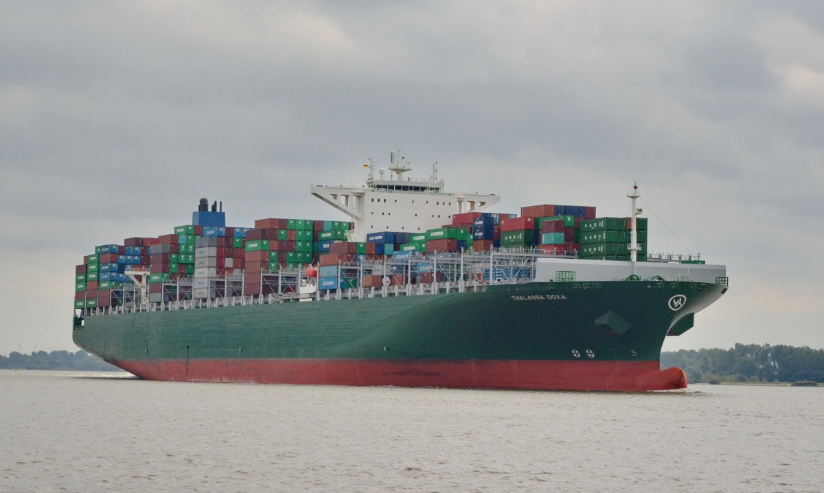 Thalassa Doxa  Containerschiff Heimathafen Singapore,  IMO:  9667174 Baujahr: 2014, Lnge: 368.50 m, Breite: 51.00 m, Tiefgang: 15.80 m, Container: 13808 TEU , Geschwindigkeit: 23.00 kn. In Wedel am 24.09.15 auslaufend  von Hamburg beobachtet.