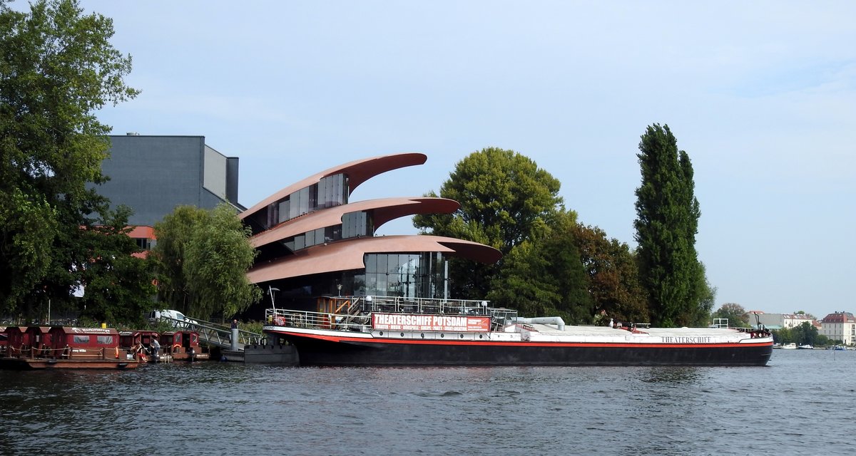 Theaterschiff Sturmvogel am Hans Otto Theater in Potsdam am 03.09.2018.