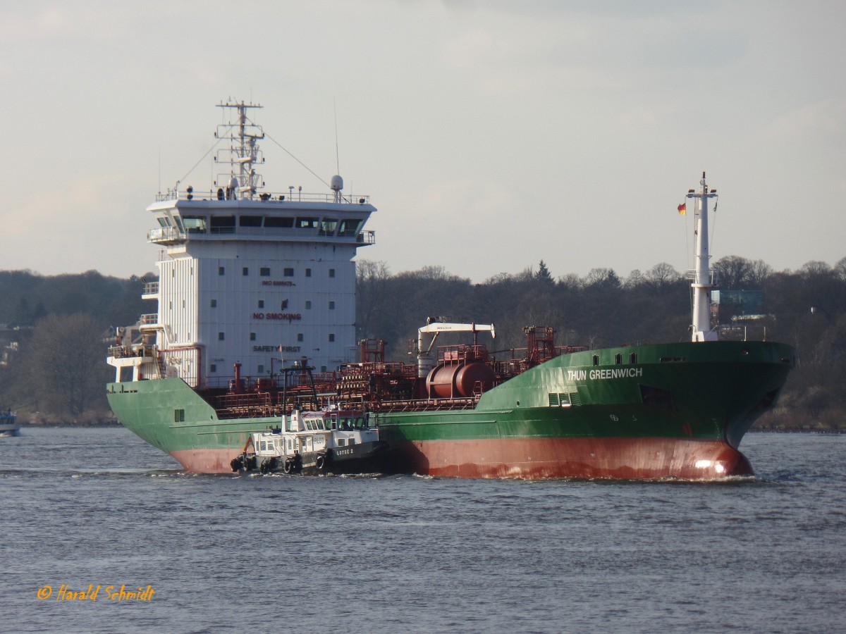 THUN GREENWICH  (IMO 9388479) am 11.3.2016, Hamburg einlaufend mit dem längsseits mitlaufenden Lotsenboot, Elbe Höhe Övelgönne /
Ex-Namen: MARSEL (bis 11/2007), TRINE THERESA (bis 08/2013), NORDIC TRINE /
Produkten- und Chemikalienetanker / BRZ 5.289  / Lüa 122,66 m, B 17,2 m, Tg 6,85 m / 1 Diesel, MaK, 4.052 kW (5.511 PS), 14 kn  / gebaut 2007 bei Yildirim Ship yard, Istanbul, Türkei  / Flagge: Niederlande, Heimathafen: Valetta / 
