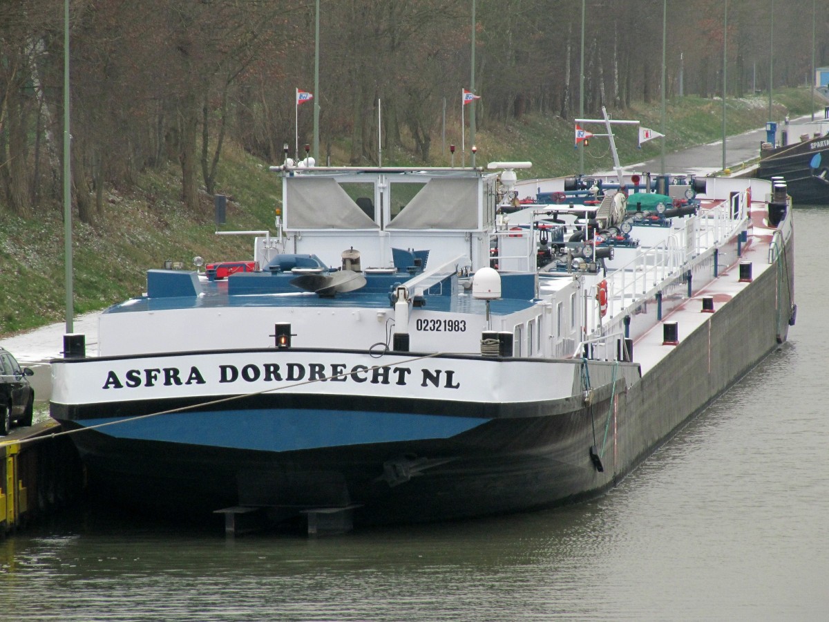 TMS Asfra (02321983 , 80 x 9m) lag am 03.01.2016 an der Liegestelle Edesbüttel im Mittellandkanal.