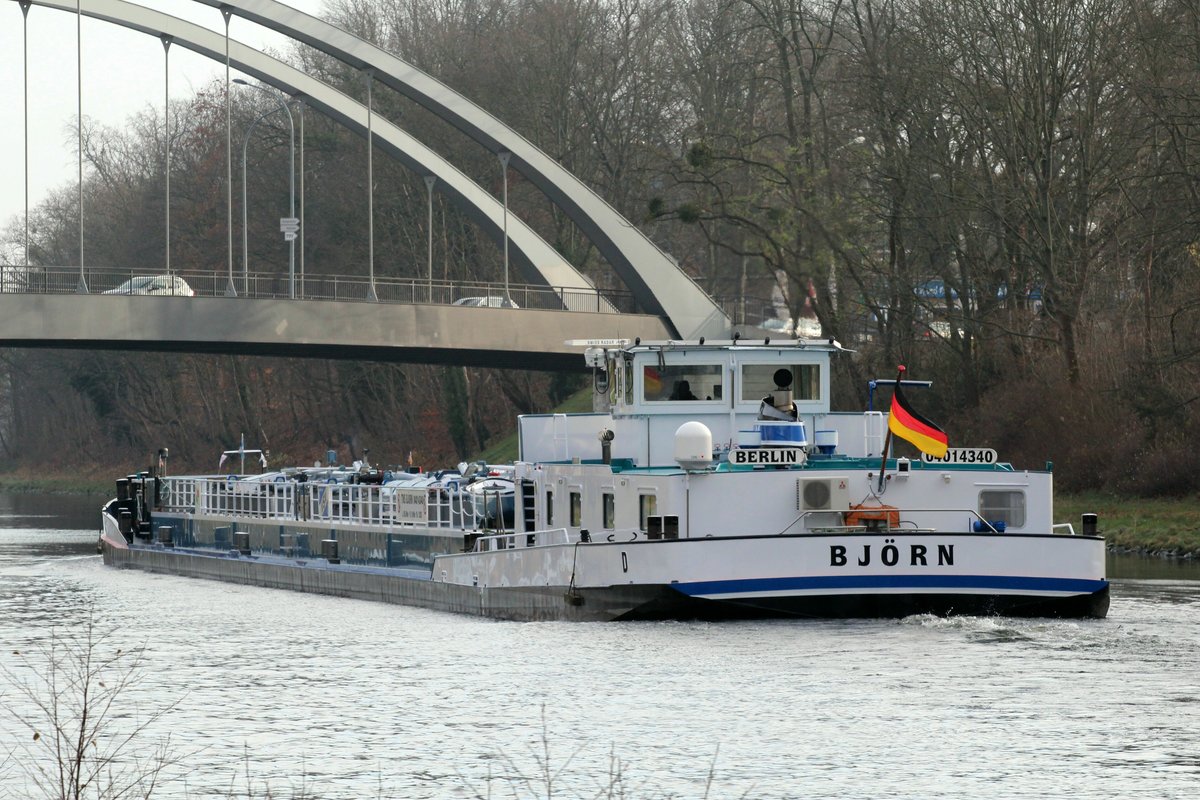 TMS Björn (04014340 , 85 x 9m) am 03.12.2017 auf dem Sacrow-Paretzer-Kanal / UHW Höhe Nedlitzer Südbrücke zu Berg nach Berlin-Rudow. 