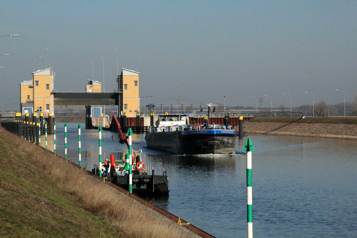 TMS Christoph Burmester (04807170 , 86 x 9,5m) am 18.02.2019 nach dem Durchfahren der Niedrigwasserschleuse im Rothenseer Verbindungskanal Richtung Elbe in Fahrt.