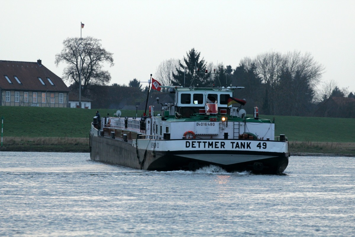 TMS Dettmer Tank 49 (04016480 , 80 x 9m) drehte am 27.11.2014 auf der Elbe zu Tal kommend nach Backbord in den Hafen Schnackenburg.