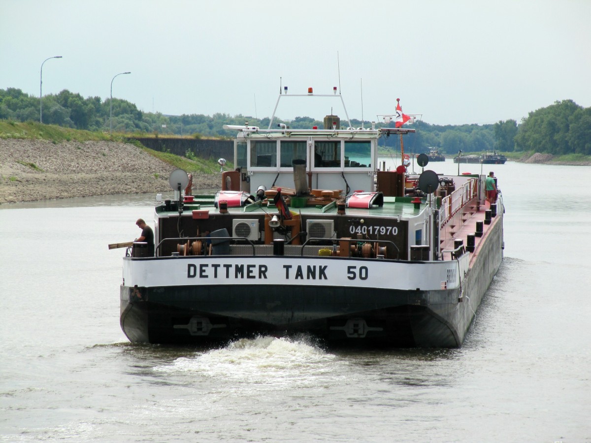 TMS Dettmer Tank 50 (04017970 , 100 x 9) hat die Niedrigwasserschleuse Magdeburg am 30.06.2014 verlassen und fährt im Rothenseer Verbindungskanal Richtung Elbe. 