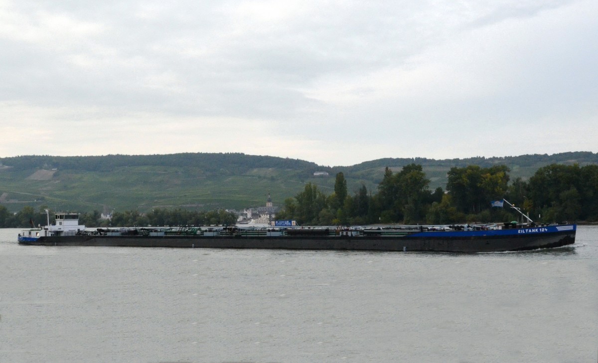 TMS EILTANK 124, ein Binnentankschiff  bei Rdesheim am Rhein ist am 28.09.2013 zu bergfahrend unterwegs.  L 110, B 10, Tonnage 2362, Heimathafen Du.-Ruhrort.