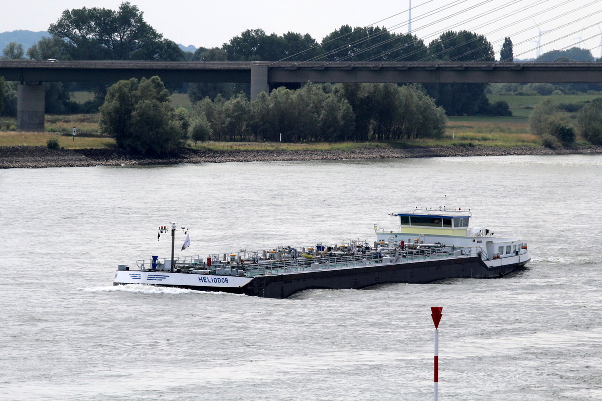 TMS Heliodor (02324109 , 86 x 11,40m) am 05.07.2017 auf dem Rhein bei Rees auf Bergfahrt.