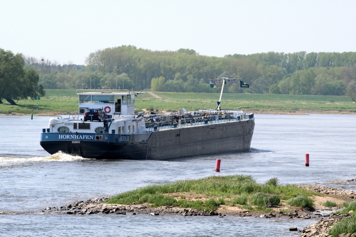 TMS Hornhafen (02329810 , 86 x 9,60)) am 25.04.2014 auf der Elbe zu Tal zw. Gnevsdorf und Rühstädt.