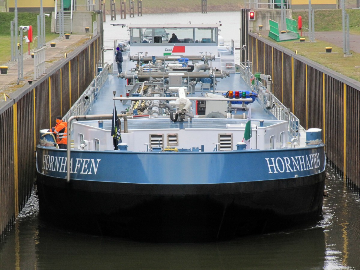 TMS Hornhafen (02329810 , 86 x 9,60m) am 11.03.2016 in der Schleuse Niegripp. Das Binnenschiff kam die Elbe zu Berg (gegen den Strom) und fuhr nach der Schleusung in den Mittellandkanal bzw. den Elbe-Havel-Kanal ein.