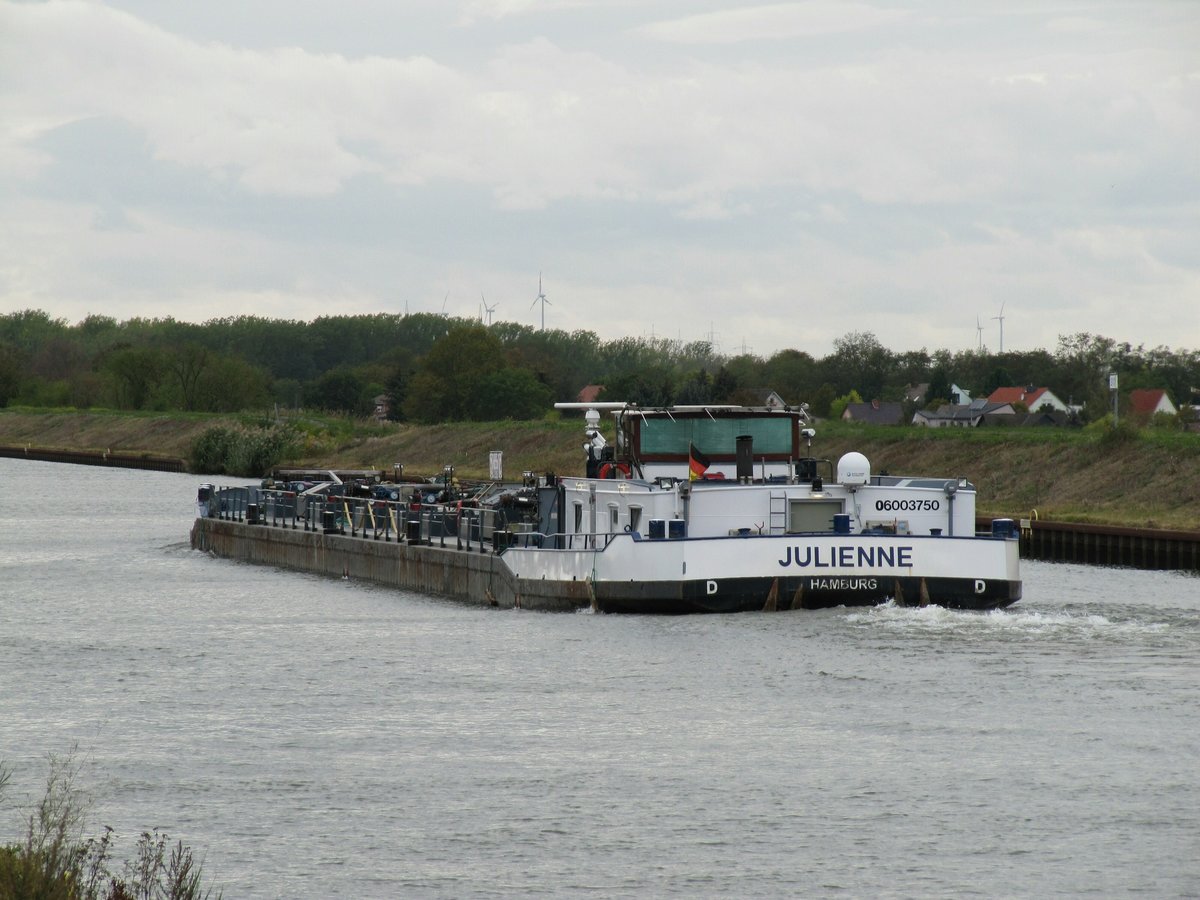 TMS Julienne (06003750 , 81,62 x 8,98m) am 09.10.2019 im Mittellandkanal zw. MD-Rothensee und Haldensleben auf Talfahrt.