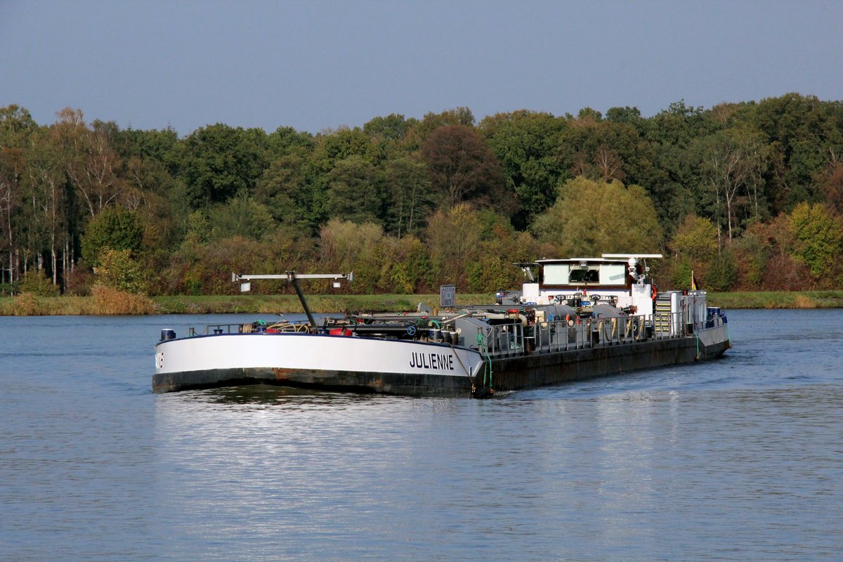 TMS Julienne (06003750 , 81,62 x 8,98m) am 23.10.2019 im Mittellandkanal Höhe Edesbüttel / Abzweig Elbe-Seitenkanal auf Talfahrt.