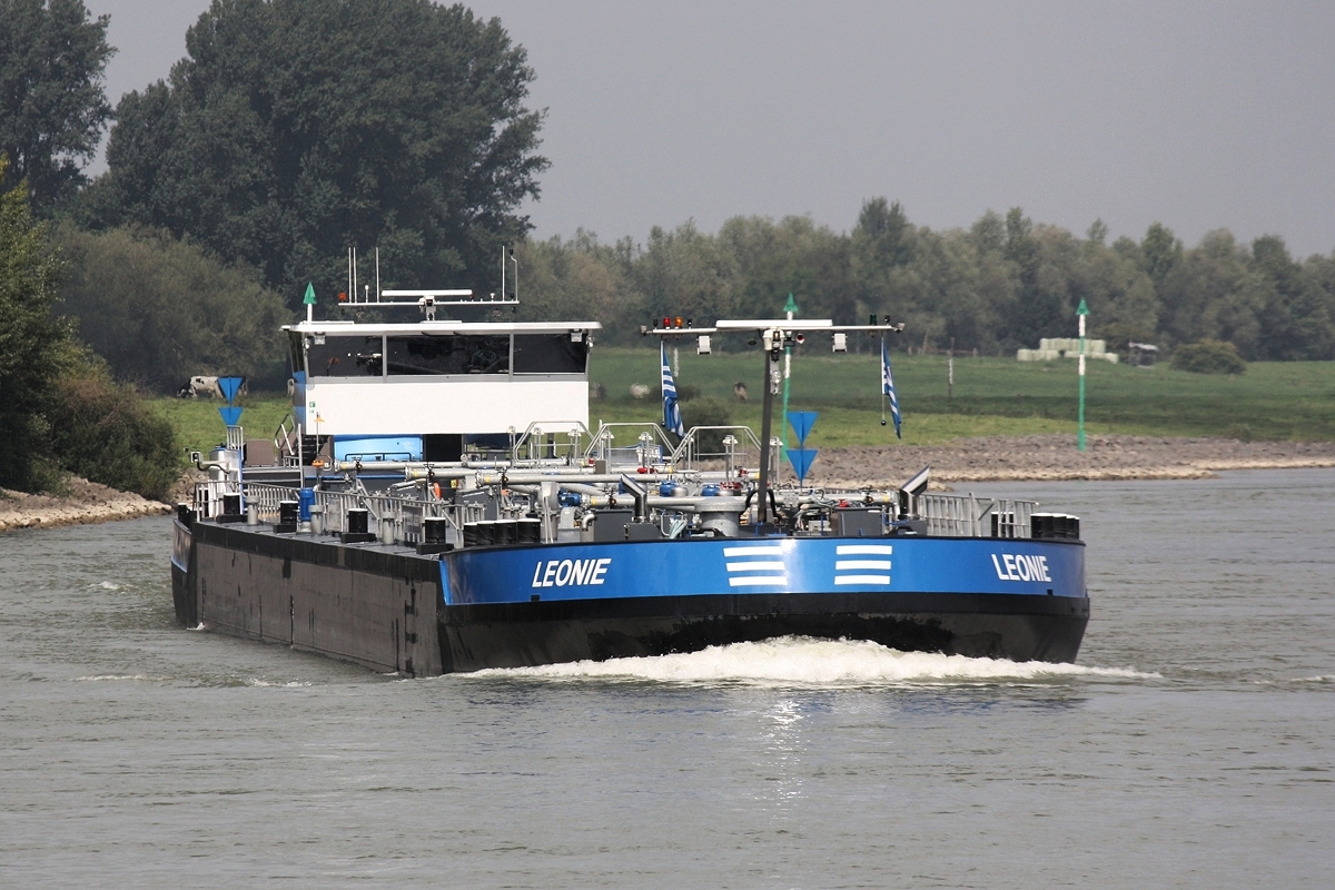 TMS Leonie (ENI.02336498) Maschine Cummins QSK38M1 1420 PS am 13.08.2017 auf dem Rhein zu Berg bei Xanten.