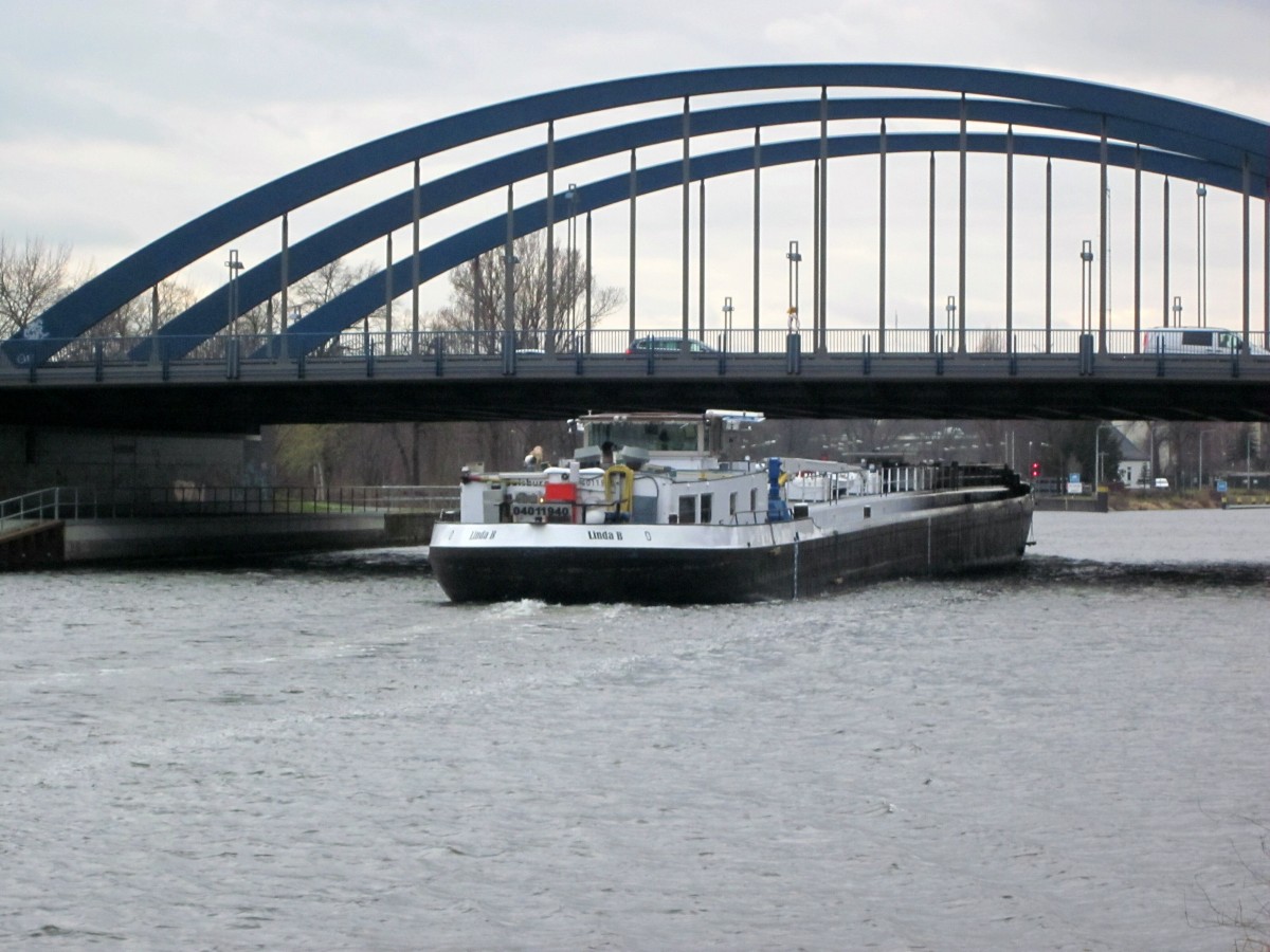 TMS Linda B (04011940) unterquert die Mörschbrücke auf dem Westhafenkanal zu Tal und wird dann gleich die Schl. Charlottenburg erreicht haben. 17.03.2014