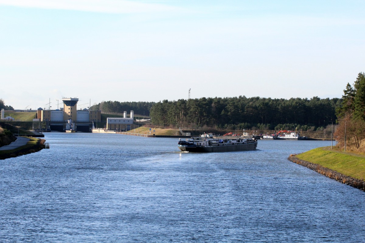 TMS Navio (04005120) biegt am 07.01.2014 vom EHK (Talfahrt) zur Schleuse Niegripp ab. Im Hintergrund die Doppelschleuse Hohenwarthe mit dem Beginn des Mittellandkanales und der Trogbrücke über die Elbe.