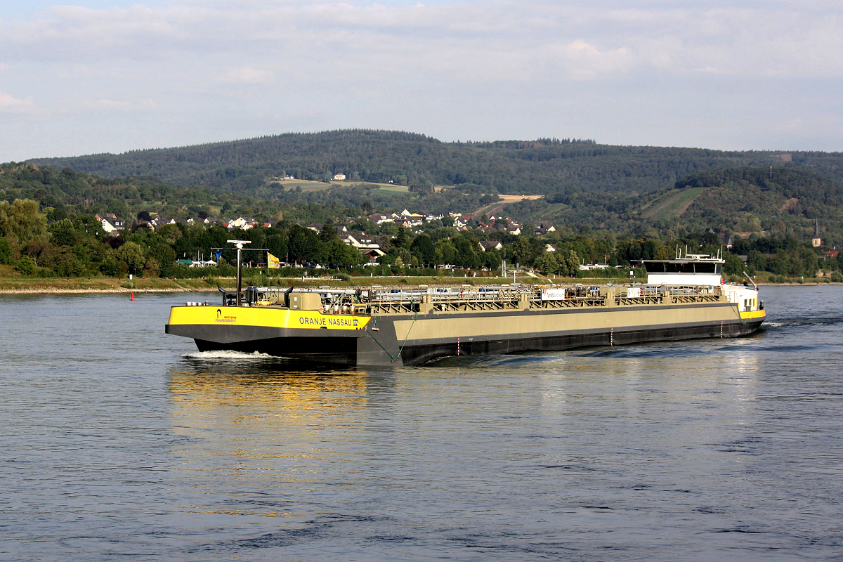 TMS ORANJE NASSAU IV (ENI:02325714) L.110m B.11,40m To 3425 am 19.07.2020 auf dem Rhein in Braubach zu Berg.