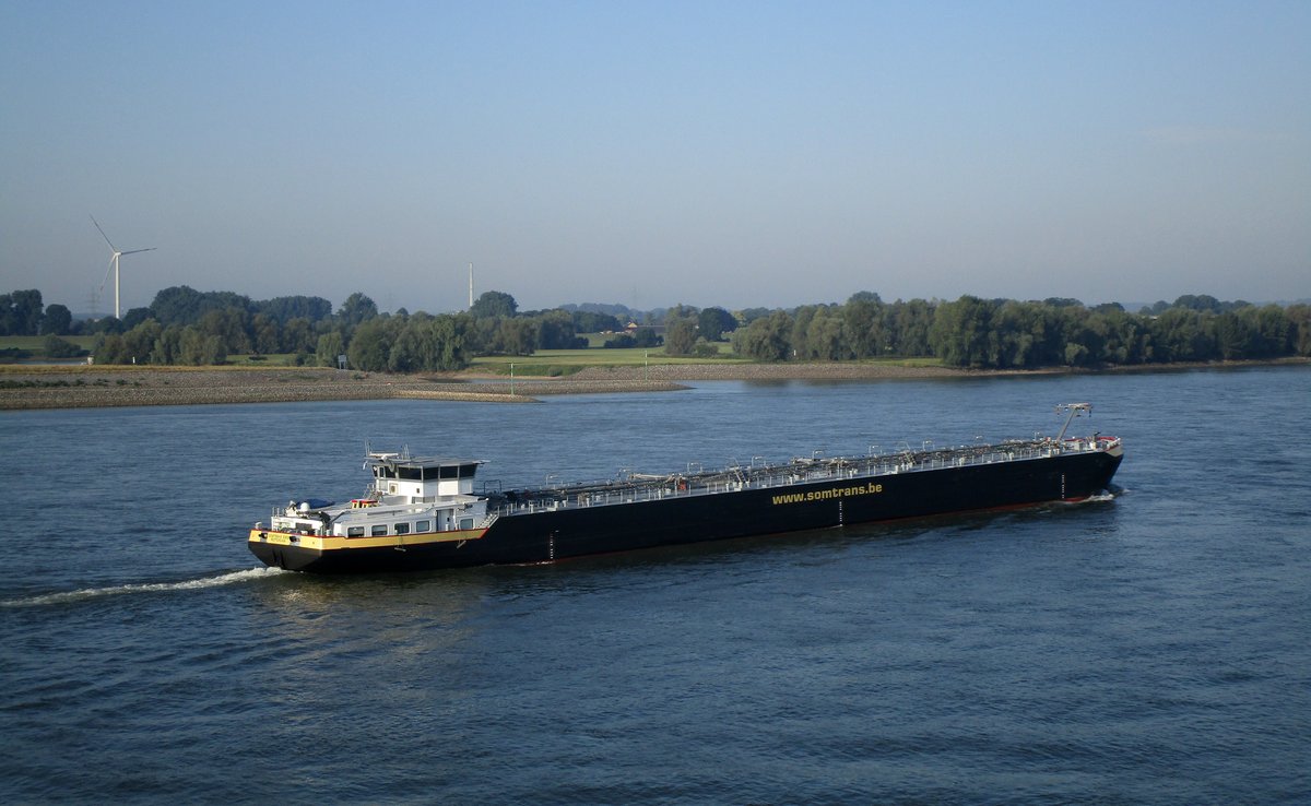 TMS Somtrans XXIV (02334082 , 110 x 11,45m) am 07.07.2017 auf dem Rhein bei Rees auf Rhein-Talfahrt.