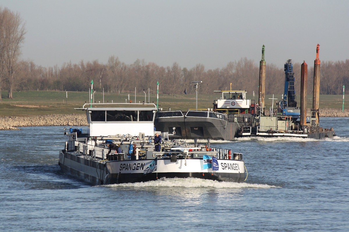 TMS SPANGEN ENI:02334366 L.86 m B.9,60 m T 1500 Flagge Niederlande auf dem Rhein am 18.03.2022 zu Berg bei Xanten.