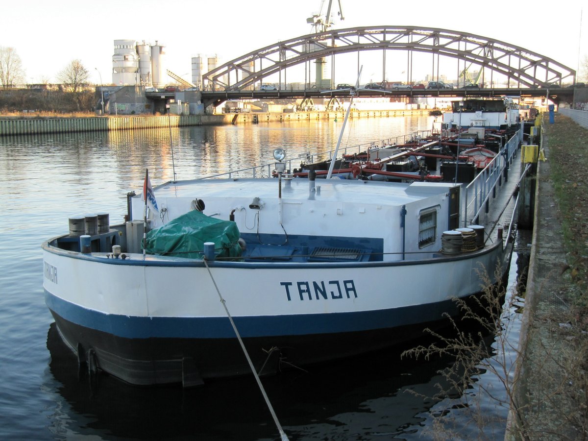 TMS Tanja (040226940 , 80 x 9m) am 29.11.2016 auf der Havel in Berlin-Spandau festgemacht.  