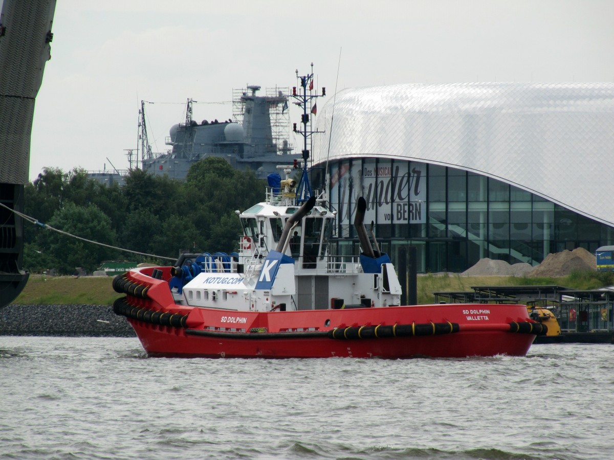 Traktor-Schlepper SD Dolphin (9631034 , 32 x 12 , Tg. 12m)  trottet  am 03.07.2014 dem Auto-Transporter Glovis Countess bei lockerer Leine auf der Norderelbe im Hafen HH hinterher.