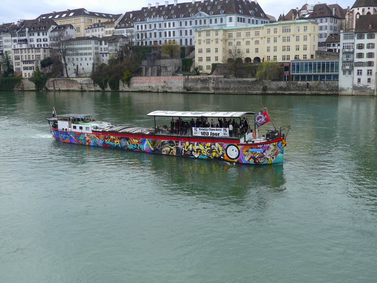Transportschiff / Partyschiff - MS EVOLUTIE mit 100 Jahr Feier der MCB  Märtplatz Clique Basel ( Karneval - Fastnacht / Drummel- und Pfyffer ) unterwegs auf dem Rhein in der Stadt Basel am 19.03.2023
