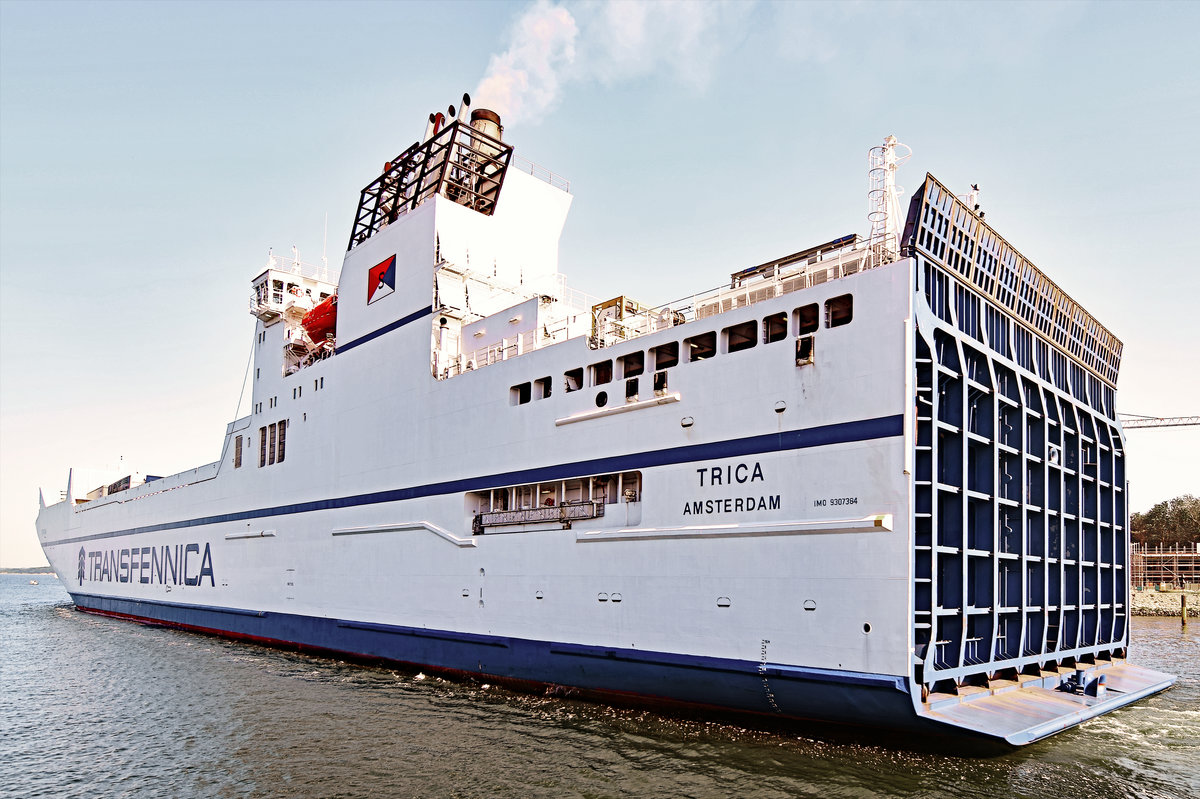 TRICA (IMO: 9307384) am 04.06.2016 auslaufend Lübeck-Travemünde. Das 2007 gebaute Schiff hat eine Länge von 205 Metern und ist 25,80 Meter breit.