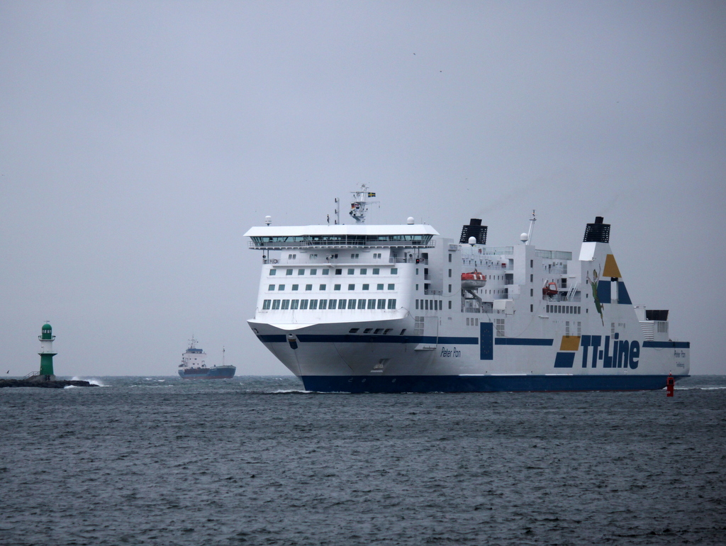 TT-Line Fhre Peter Pan von Travemnde nach Trelleborg via Rostock berseehafen beim Einflaufen im Hafen von Warnemnde im Hintergrund kam die Halland rein ihr Ziel war der Rostocker Fracht und Fischereihafen.31.01.2015