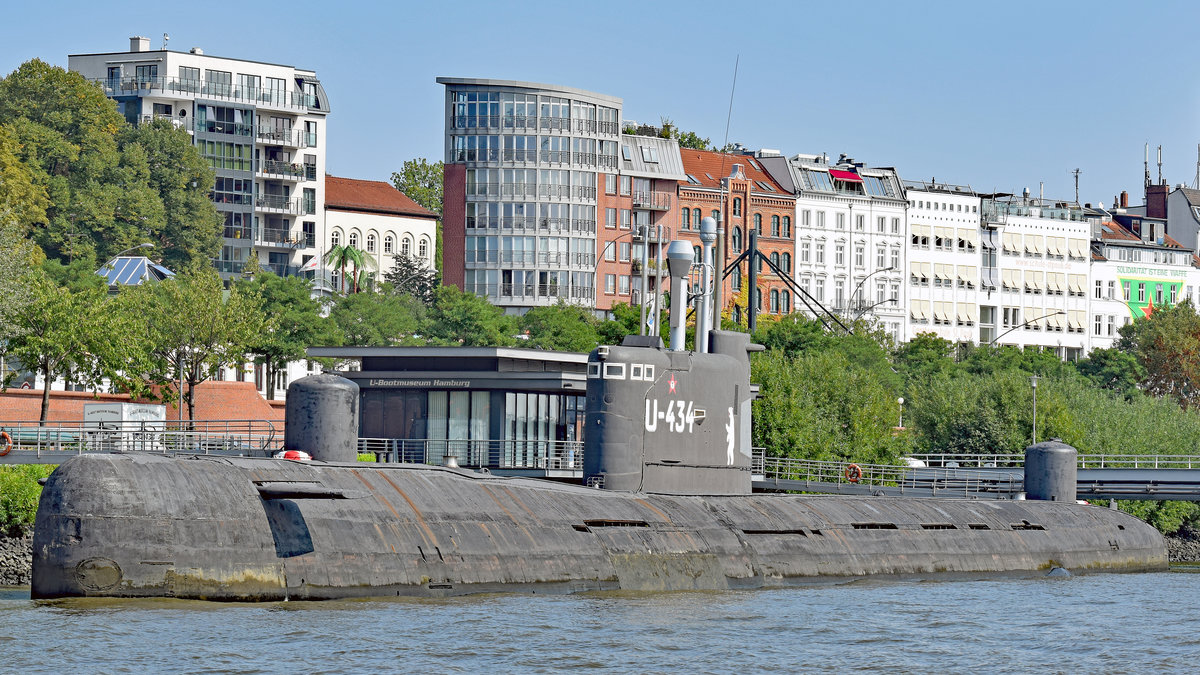 U-434, ehemaliges russisches U-Boot, am 3.9.2018 unweit St. Pauli-Fischmarkt