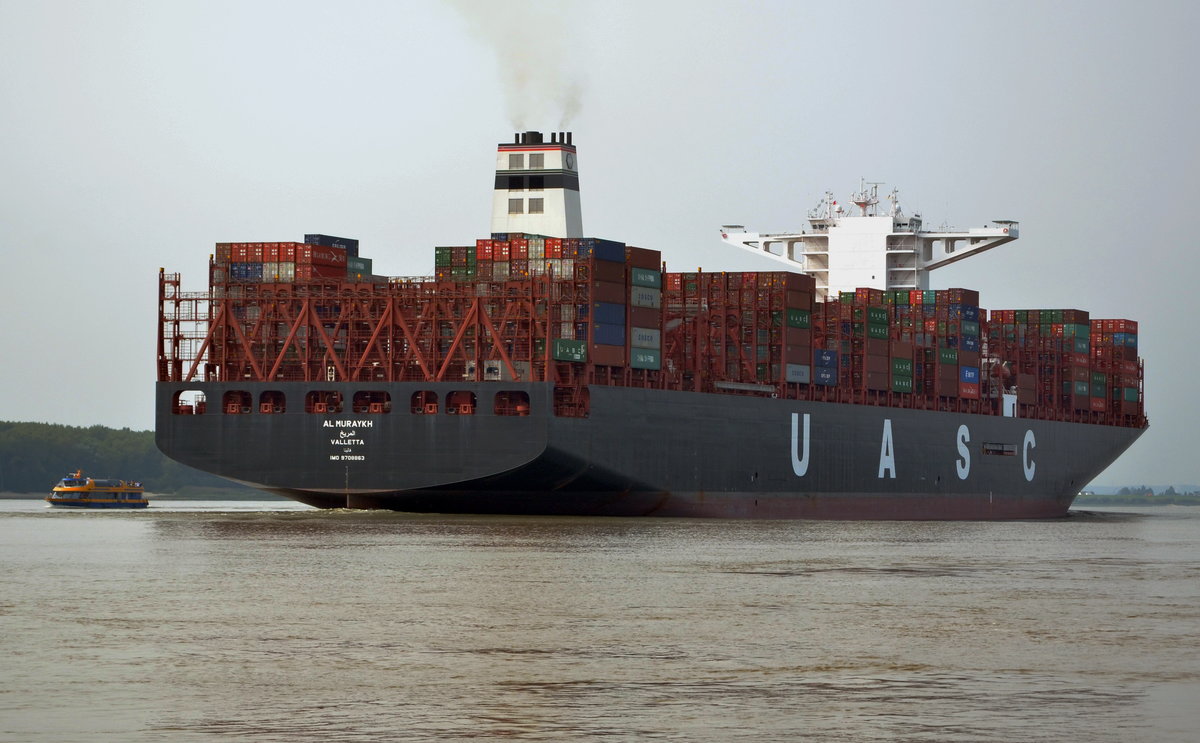 UASC  Al Muraykh  Containerschiff  Heimathafen Valletta  IMO: 9708863 am 16.09.16 bei Wedel auslaufend von Hamburg.  Mit seinen 400m Lnge , 58,60m Breite  und einem Tiefgang von 16m.  Ladekapazitt von 18800 Teu,  ist es wieder ein Riesencontainerschiff welches Hamburg besucht hatte. Gebaut wurde der 199.744 Tonnen tragende Carrier bei der koreanischen Werft Hyundai Samho.