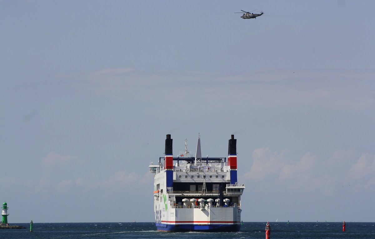 Überflug Seaking der Marineflieger nahe Fährschiff Skane | Rostock - Warnemünde | Juli 2023